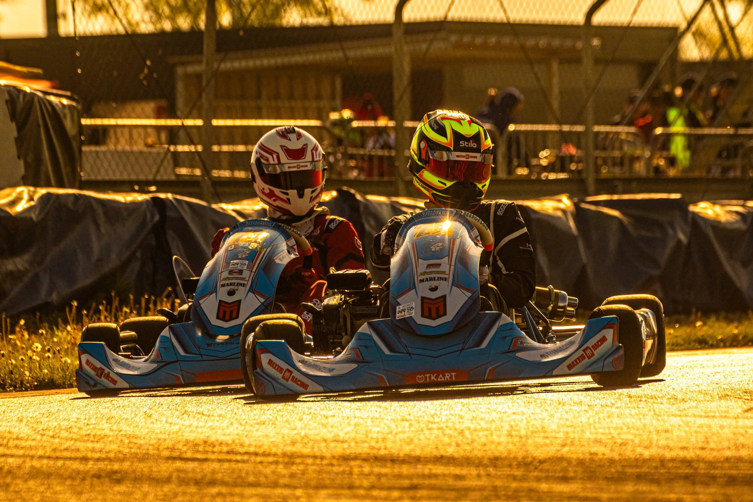 Dve motokáry T4 v protisvetle zapadajúceho slnka, Slovak Karting Center 2026