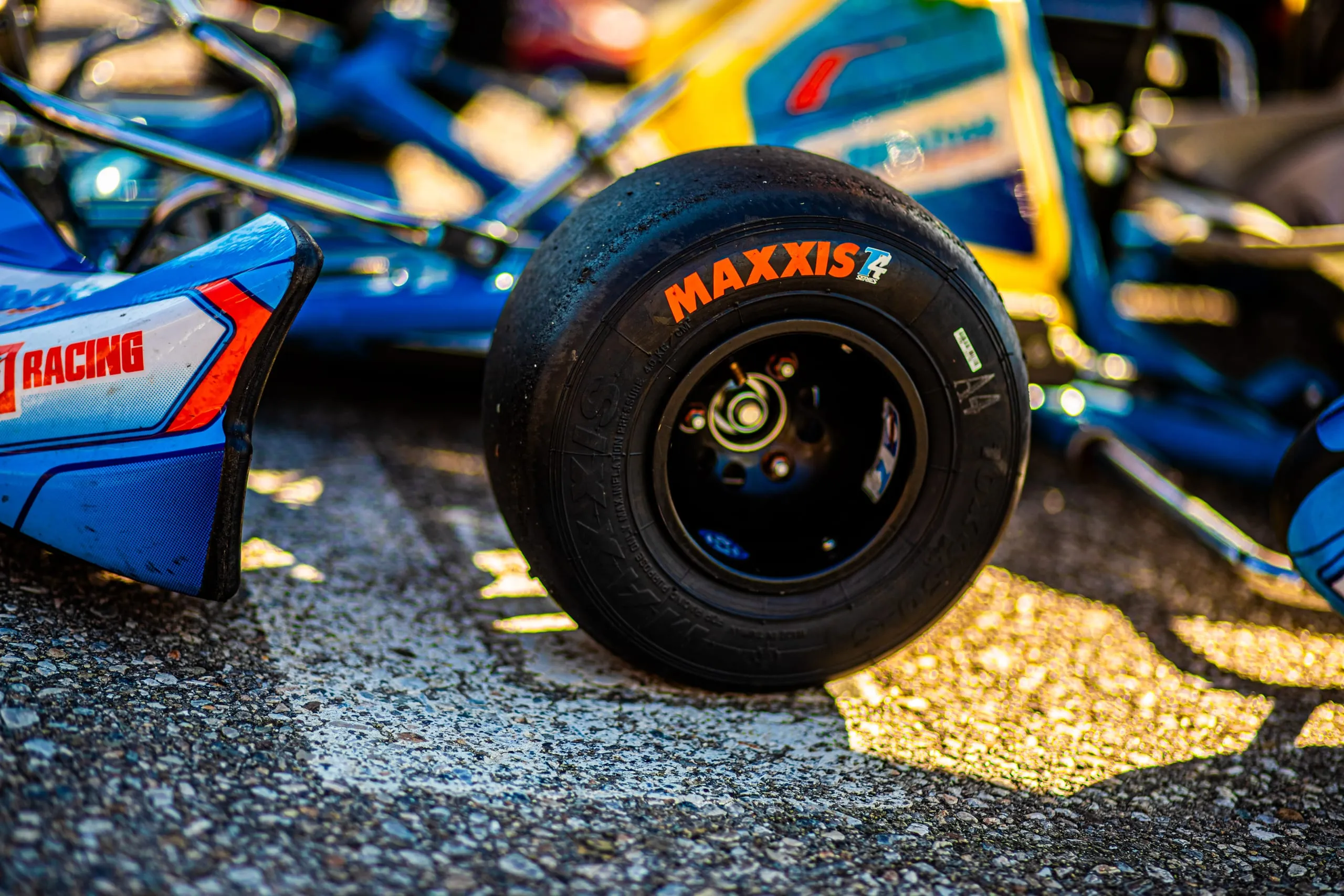 Koleso motokáry T4 s pneumatikou Maxxis v depe
