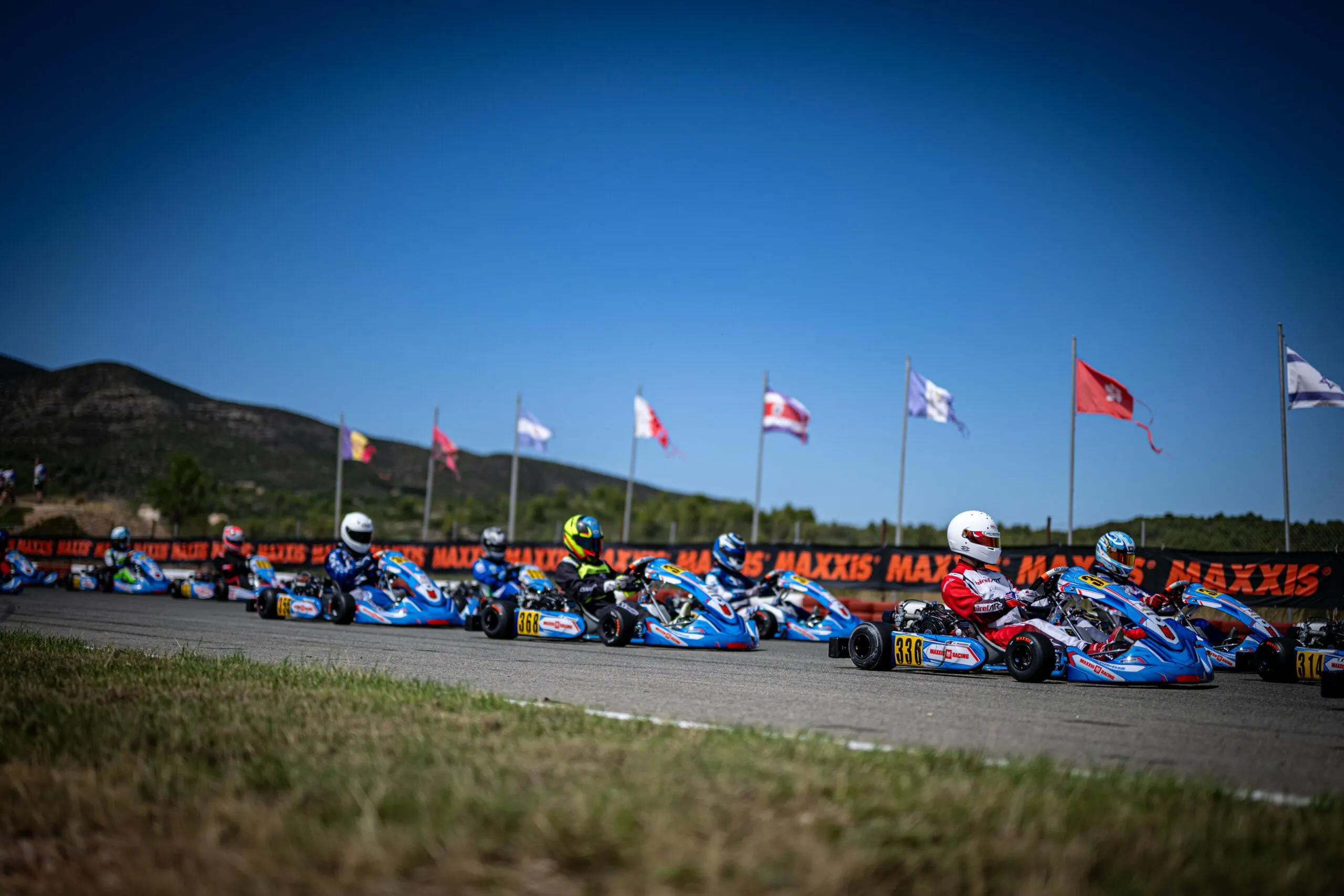 Motokáry T4 pred vlajkami krajín na T4 Nations Cupe