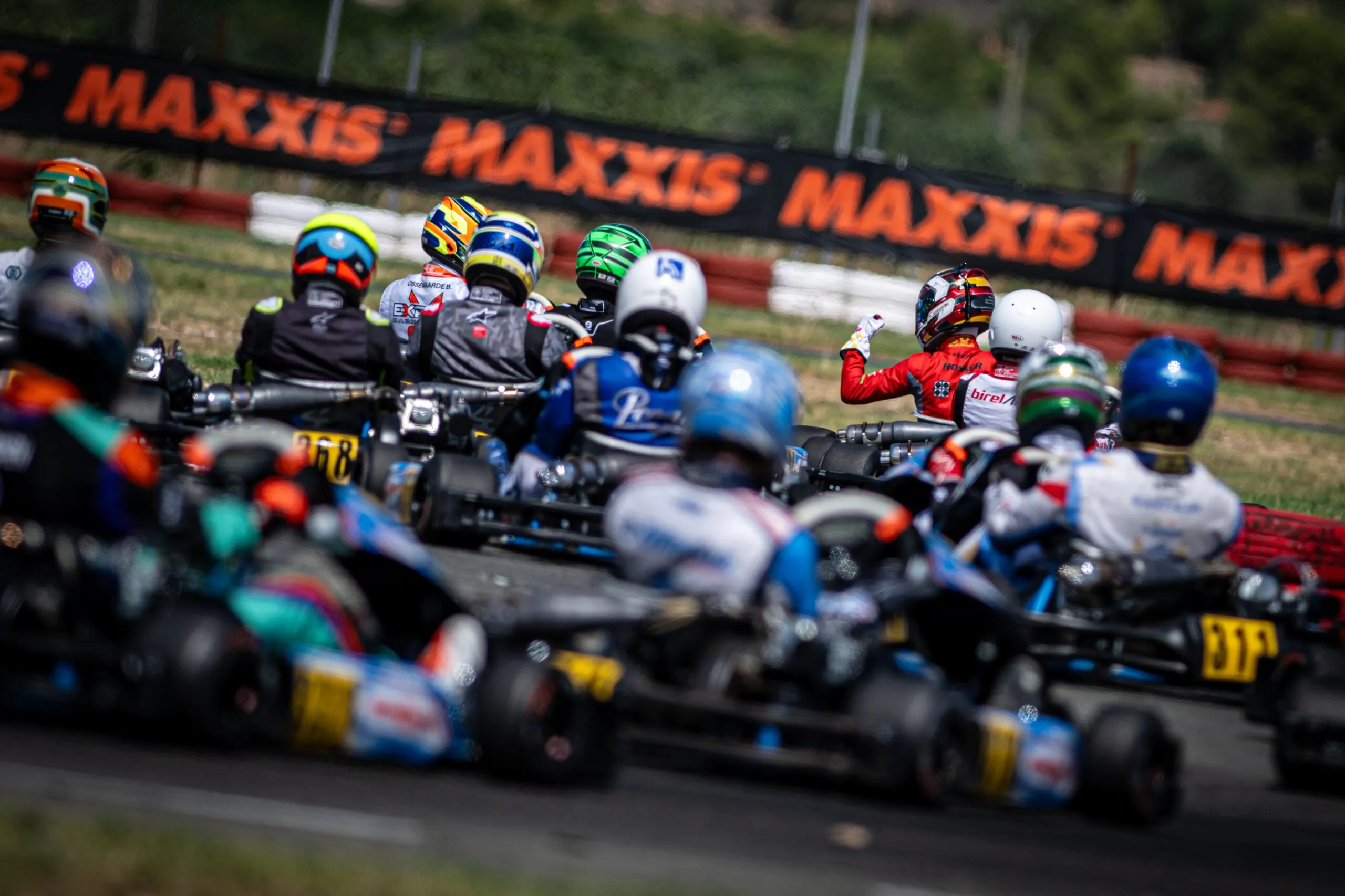 Balík motokár T4 v prvej zákrute na T4 Nations Cupe